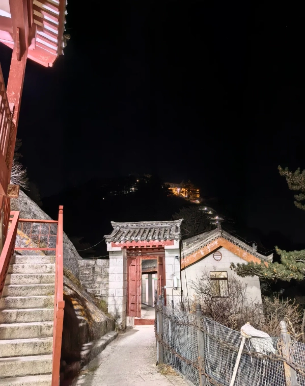 Mount Hua Accommodation: Where to Stay for Sunrise Hikes and Cable Car Access
