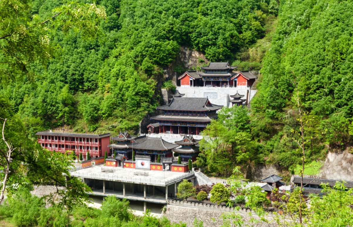 Shimen Plank Road Hiking: Avoid Crowds on China's Cliff Path