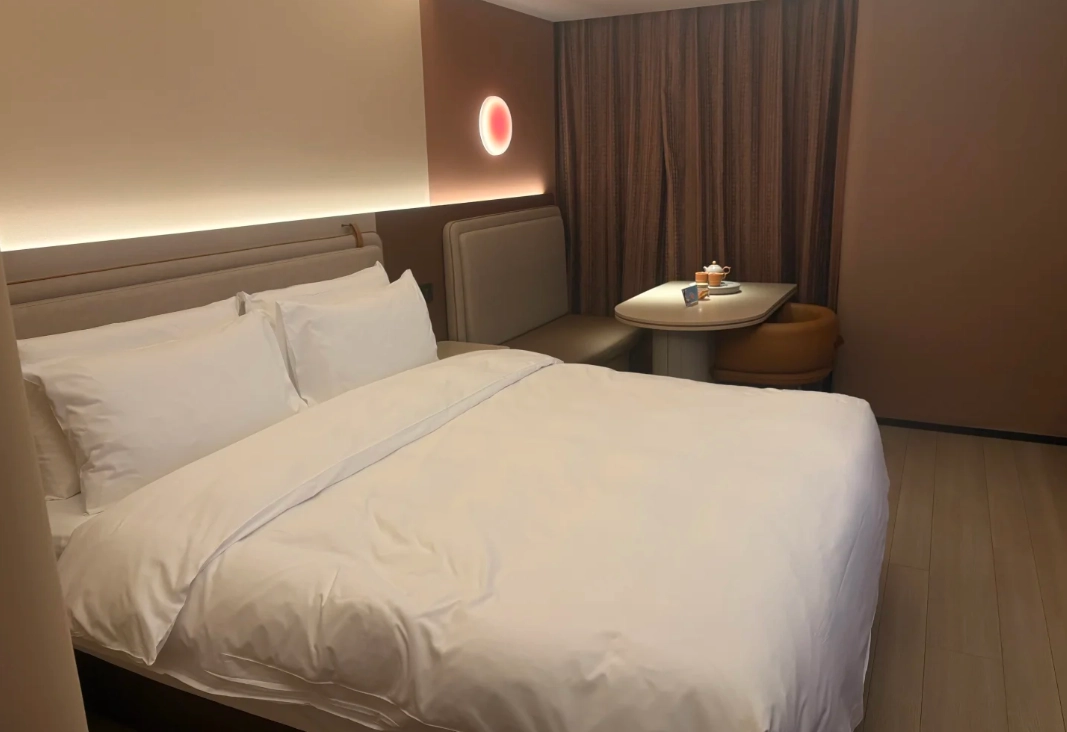 hotels near Maoling Mausoleum for foreign tourists