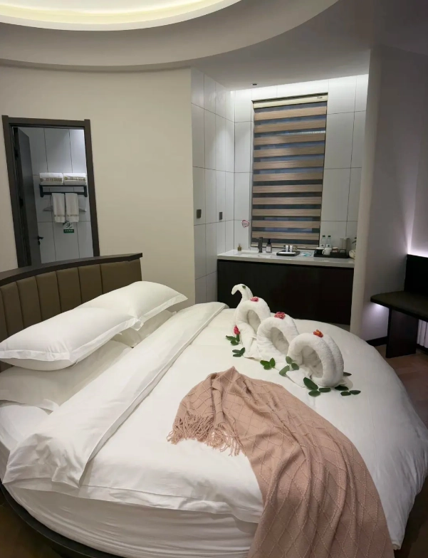 best area to stay for Qianling Mausoleum