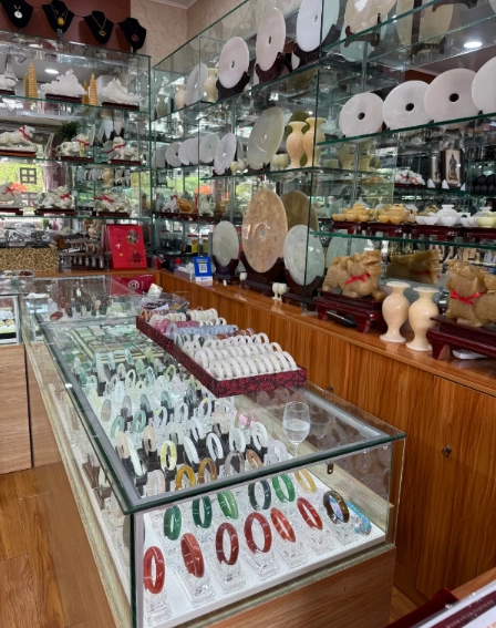 shopping near Maoling Mausoleum