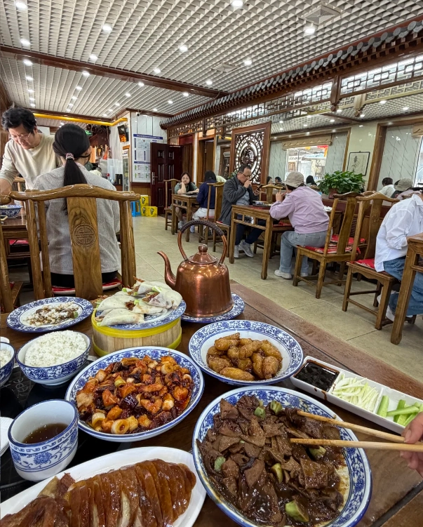 Kunming Lake boat dining Kunming Lake boat dining