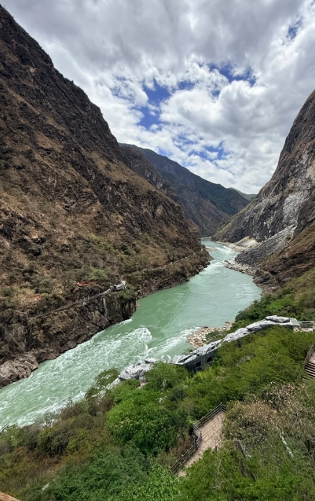 Tiger Leaping Gorge Hiking: A Backpacker’s Guide to Safety, Savings, and Solitude