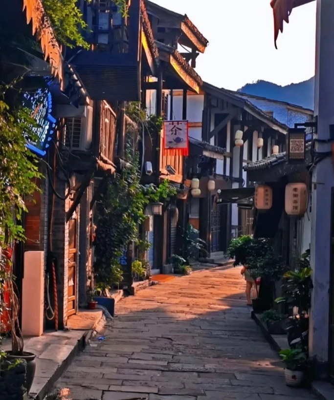 Chongqing Tour Route: Navigating the Mountain City's Must-Sees