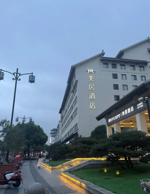 stay near Fragrant Hills stay near Fragrant Hills