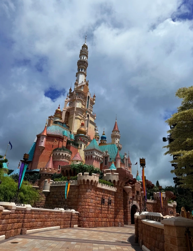 Tokyo Disneyland vs Hong Kong Disneyland: Which One to Choose?