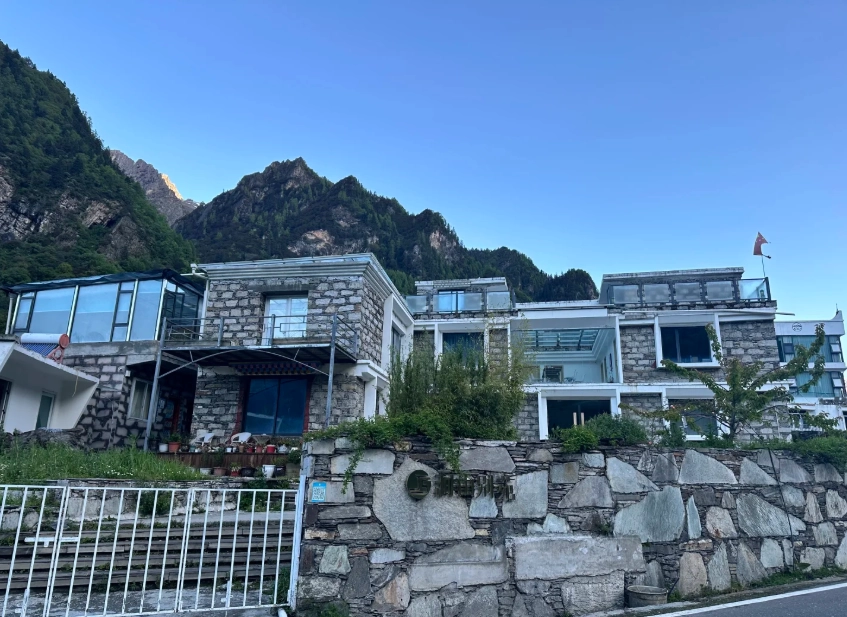 best hotels near Mount Siguniang best hotels near Mount Siguniang