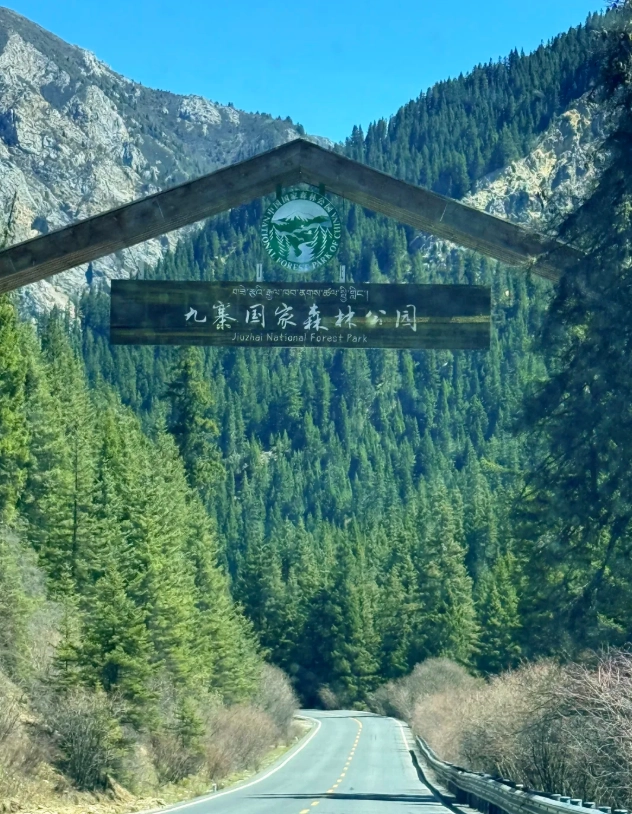 Jiuzhaigou Itinerary from Chengdu: Avoid Crowds & Save Money