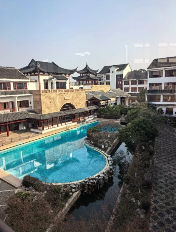 Tongli hotel near water