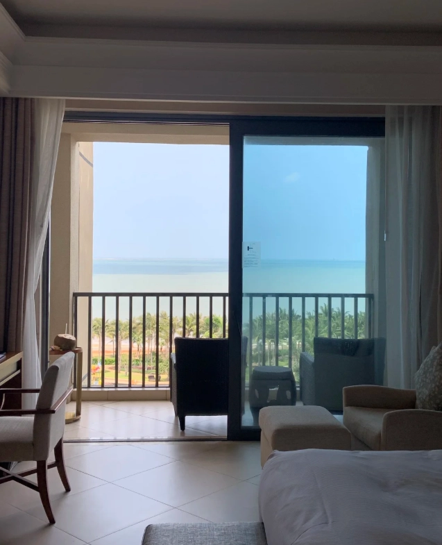budget hotels near holiday beach haikou