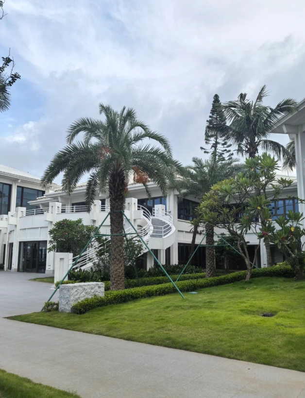 where to stay near holiday beach haikou