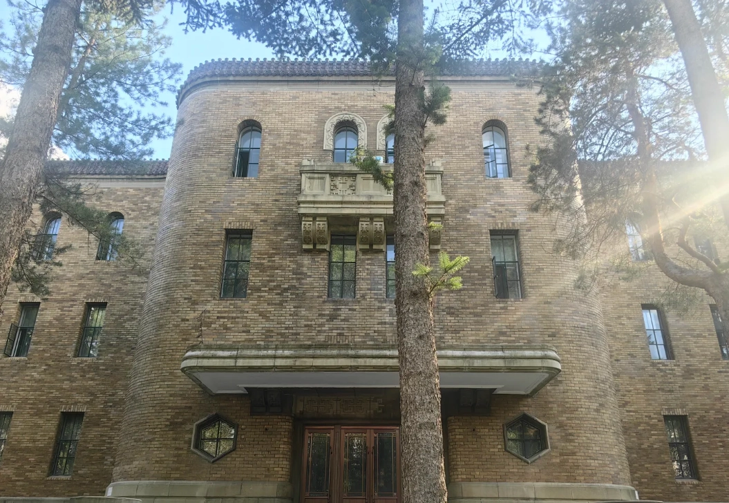 Photo of Eight Departments of Manchukuo: visiting manchukuo government buildings