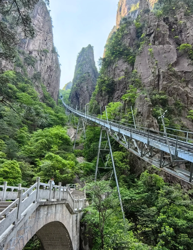 Photo of Yellow Mountain: Huangshan hiking trail