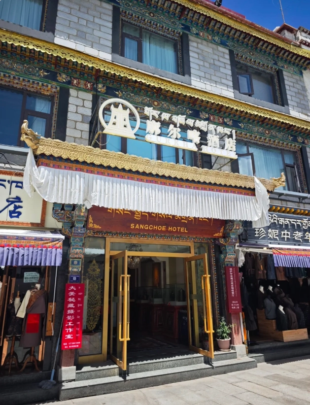 Where to Stay Near Barkhor Street: Best Hotels & Tips