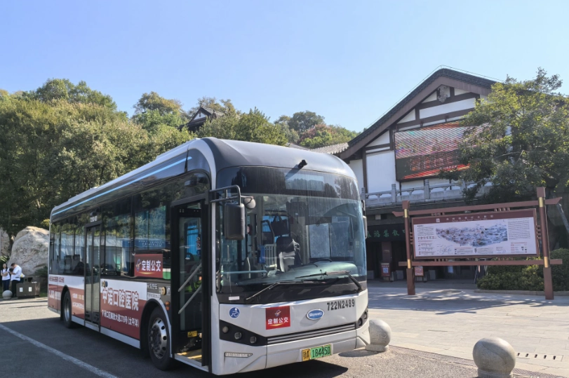 how to get to Yellow Crane Tower by bus