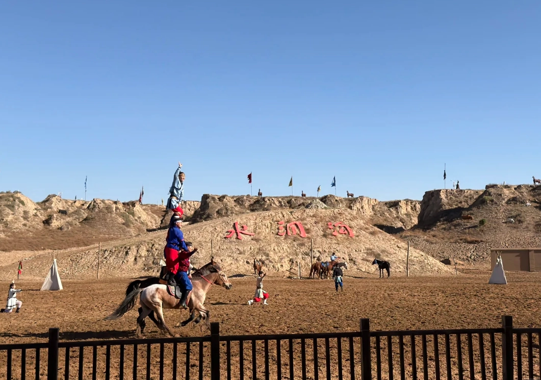Photo of Shuidonggou Archaeological Site: foreign tourists Shuidonggou