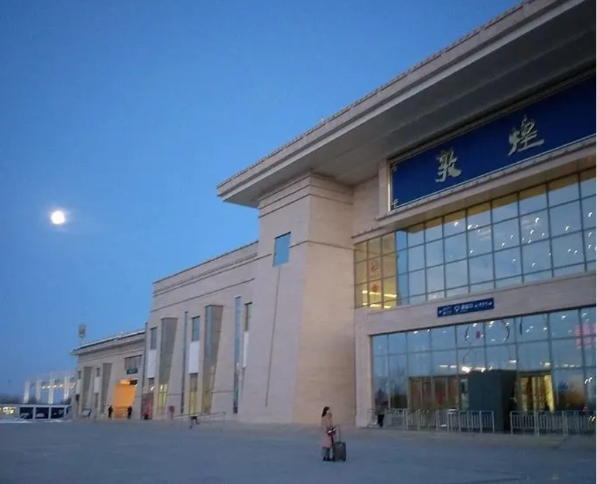 how to get to Dunhuang