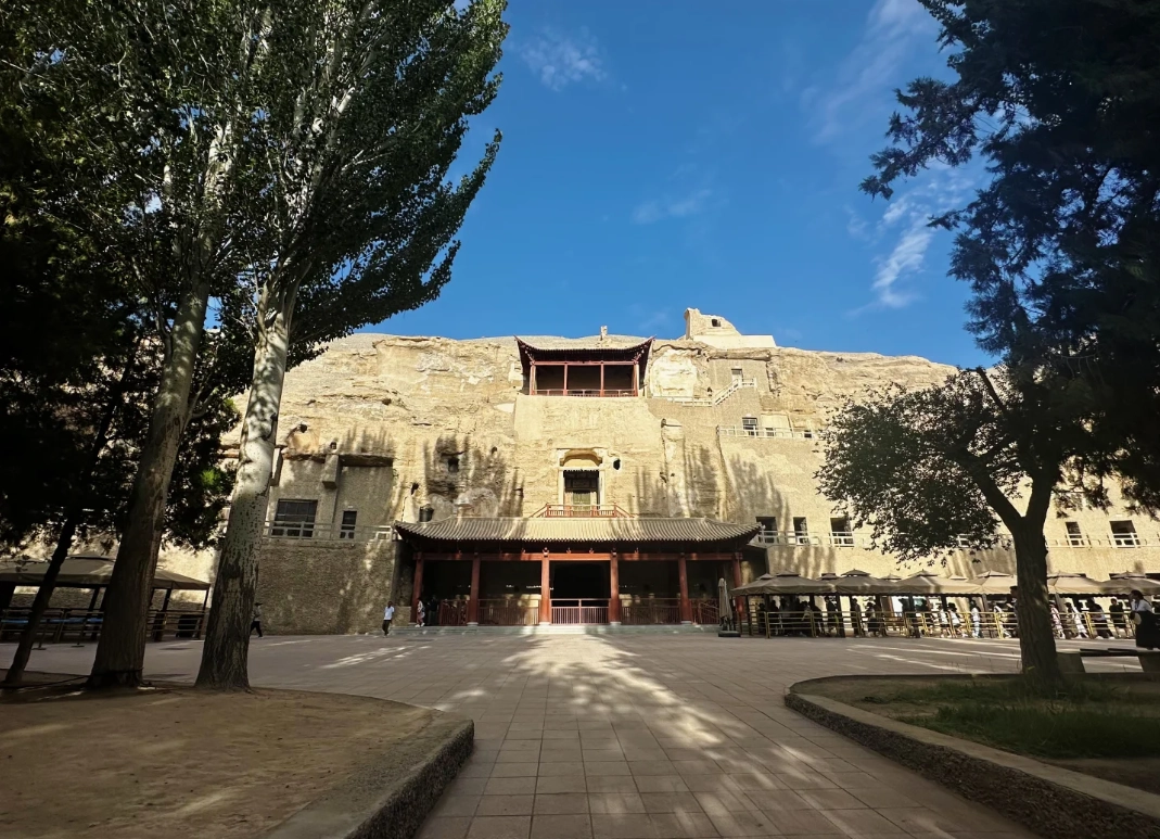 Mogao Caves foreigner guide Mogao Caves foreigner guide