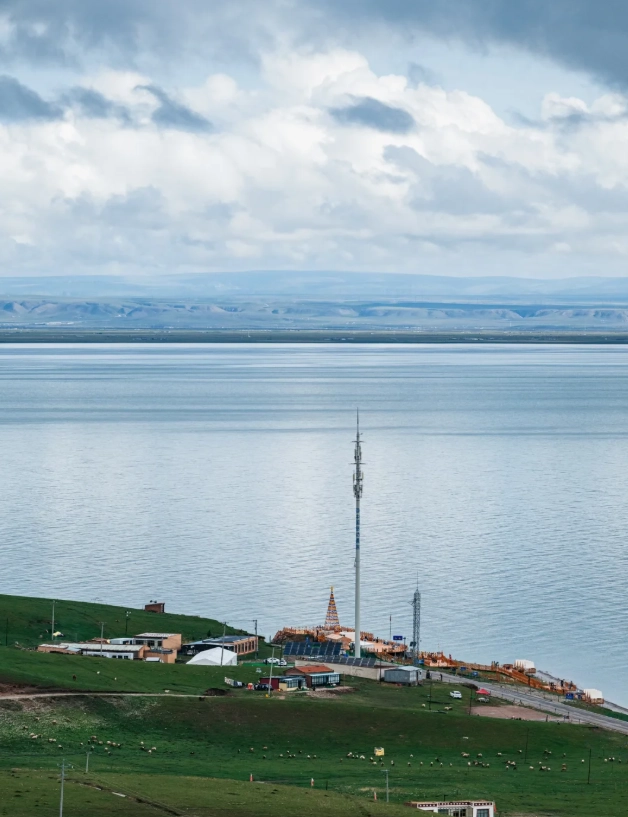 Photo of Qinghai Lake: Qinghai Lake cycling