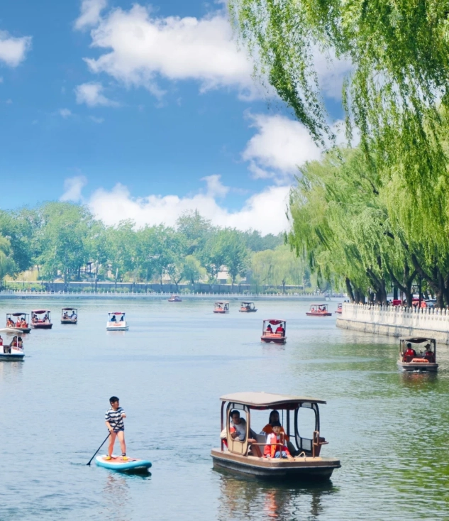 Beihai Park dragon boat
