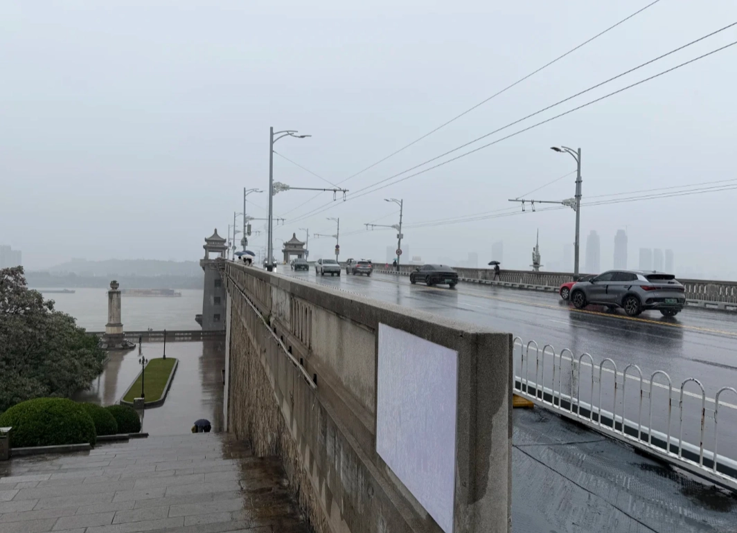 best time to walk Wuhan Yangtze River Bridge