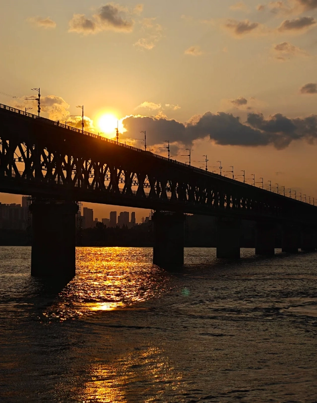 Wuhan Yangtze River Bridge sunset walk
