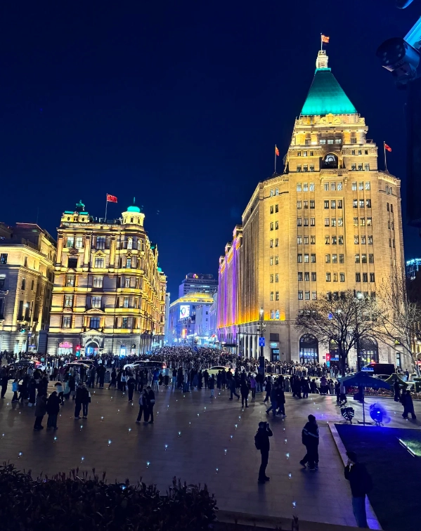 the bund crowd times the bund crowd times
