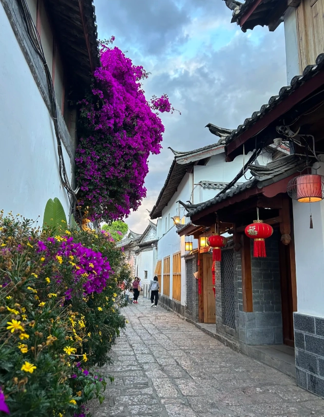 Lijiang Old Town vs Shuhe Lijiang Old Town vs Shuhe