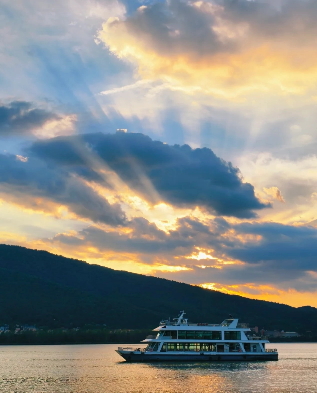 Dianchi Lake Boat Cruise: 5 Insider Tips to Avoid Crowds