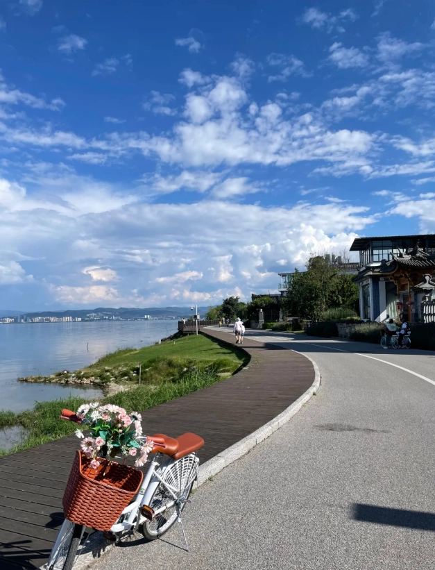 Erhai Lake vs Cangshan Erhai Lake vs Cangshan
