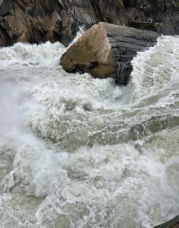 Tiger Leaping Gorge Opening Hours: Avoid Crowds & Hike Smartly
