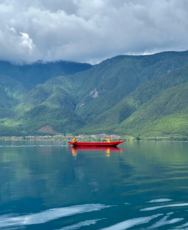 Lugu Lake Boat Ride: Secret Timing & Routes for Fewer Crowds