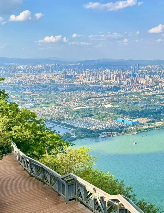How to Visit Western Hills: Avoid Crowds & Save Money