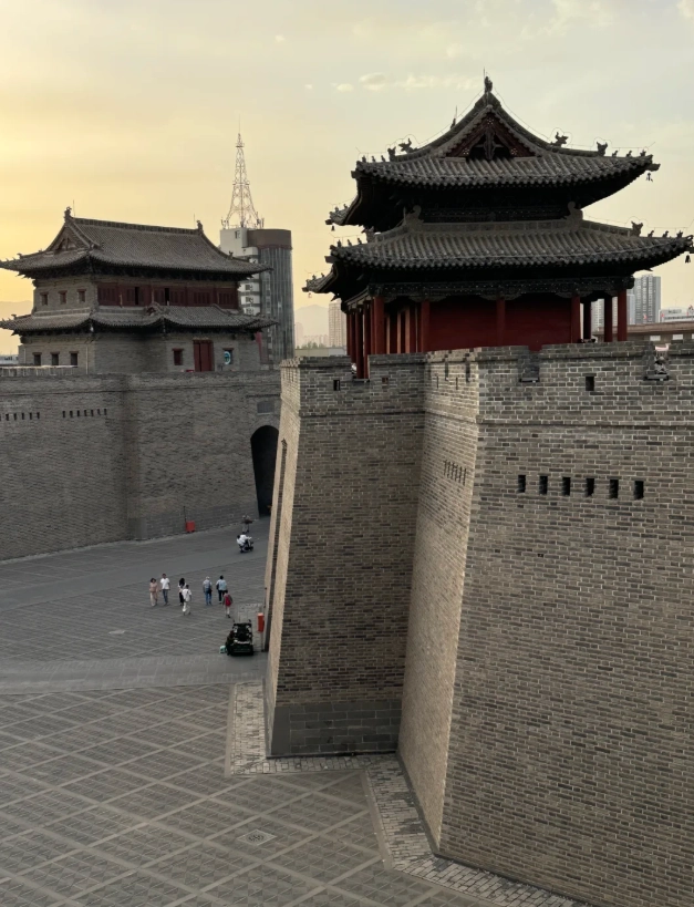 Datong Ancient City Wall Cycling: Insider Tips to Skip Crowds & Rent Bikes Fast