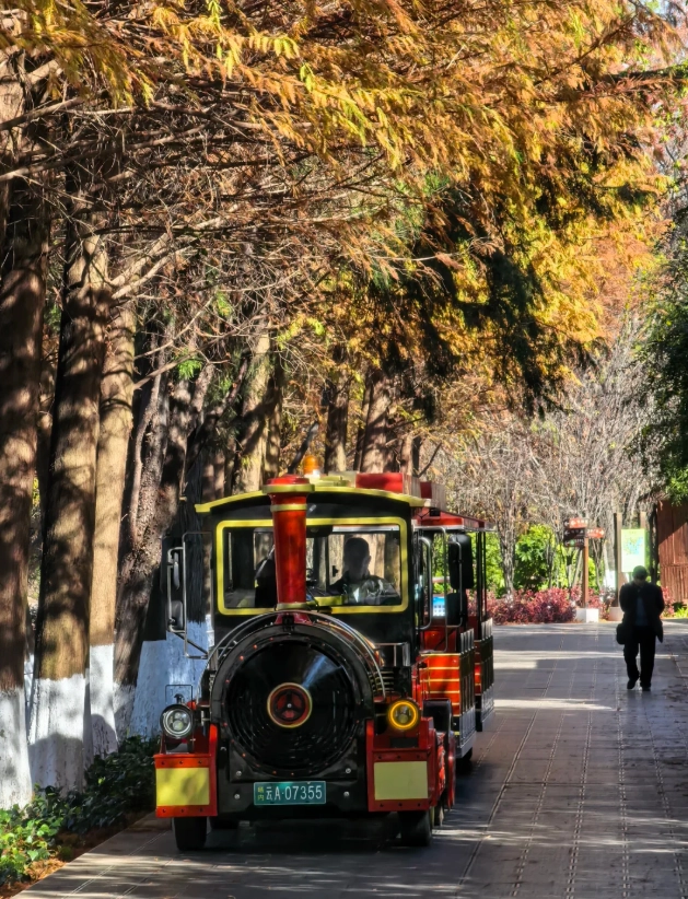 English guide Yunnan Nationalities Village English guide Yunnan Nationalities Village