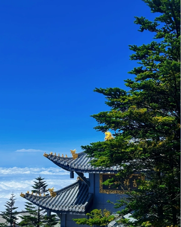 Mount Emei golden summit sunrise Mount Emei golden summit sunrise