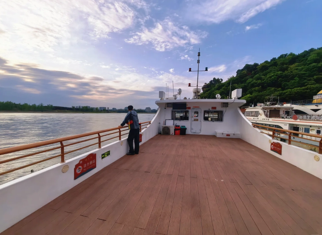 boat tour Leshan Sichuan boat tour Leshan Sichuan