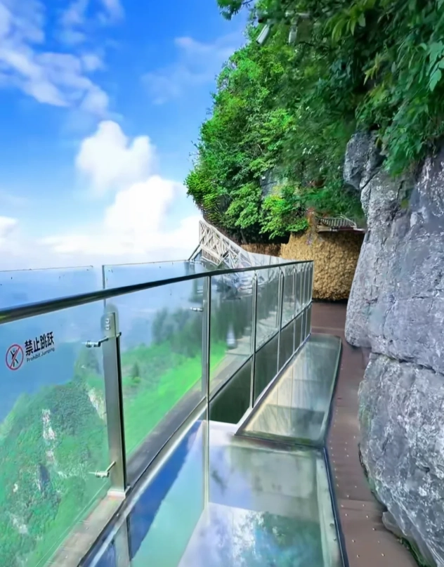 Zhangjiajie glass skywalk