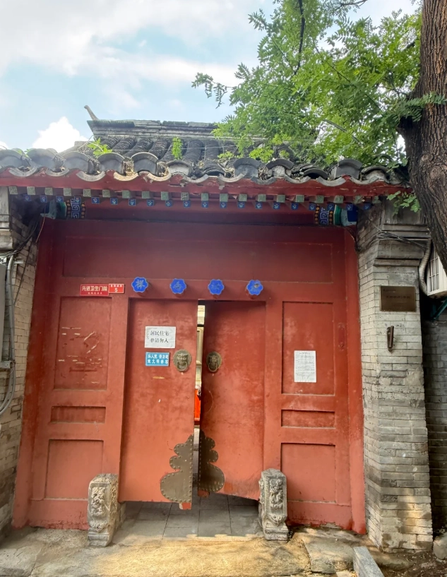 Nanluoguxiang vs other hutongs Nanluoguxiang vs other hutongs