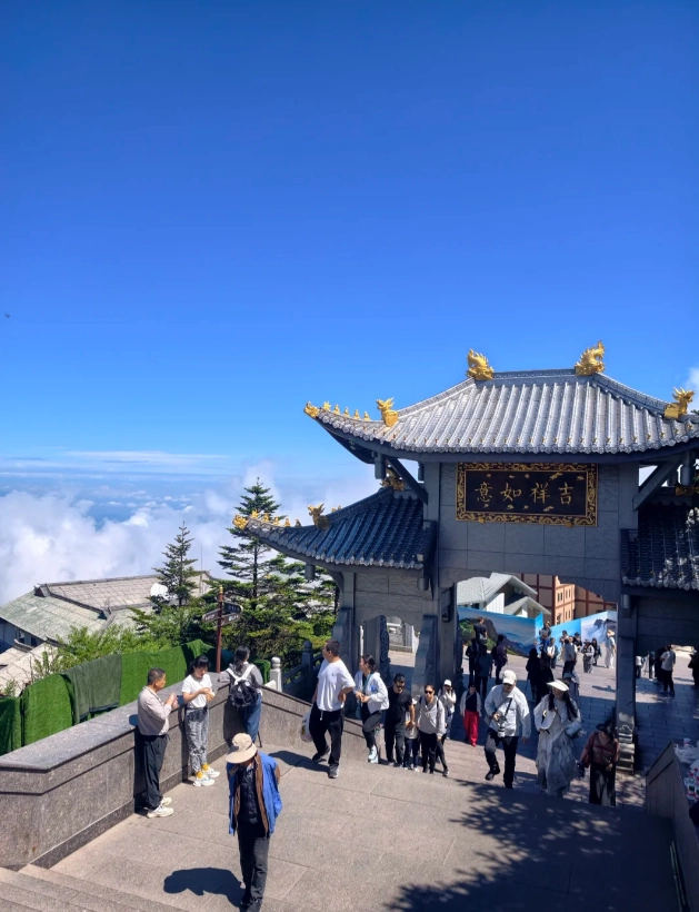Mount Emei hiking routes