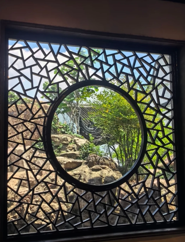 Best time to visit Master of the Nets Garden: Avoid crowds & night tours