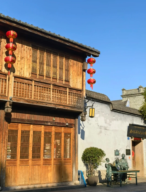 best time to visit Three Lanes and Seven Alleys