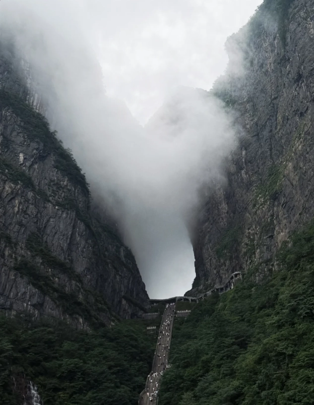 Best Time of Day to Visit Tianmen Mountain: Escape Crowds & Catch Sunset
