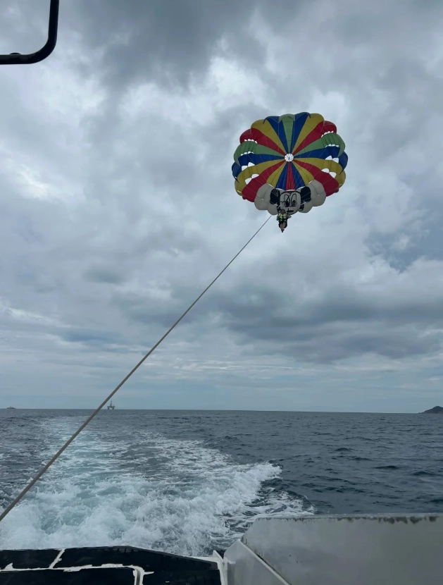 Yalong Bay parasailing Yalong Bay parasailing