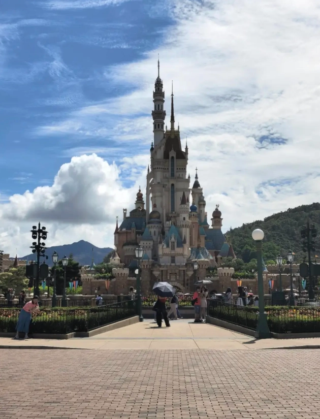 Hong Kong Disneyland English guide