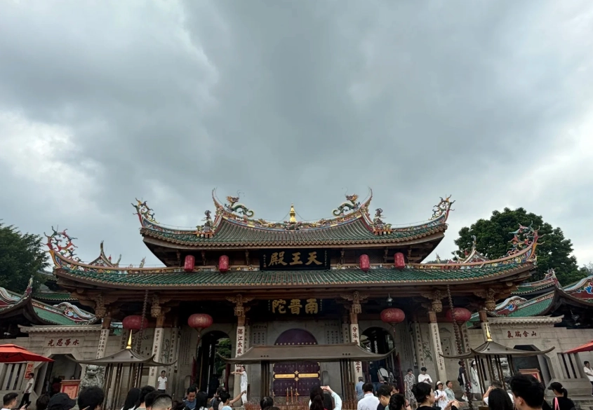 Nanputuo Temple by subway: Avoid crowds & save time