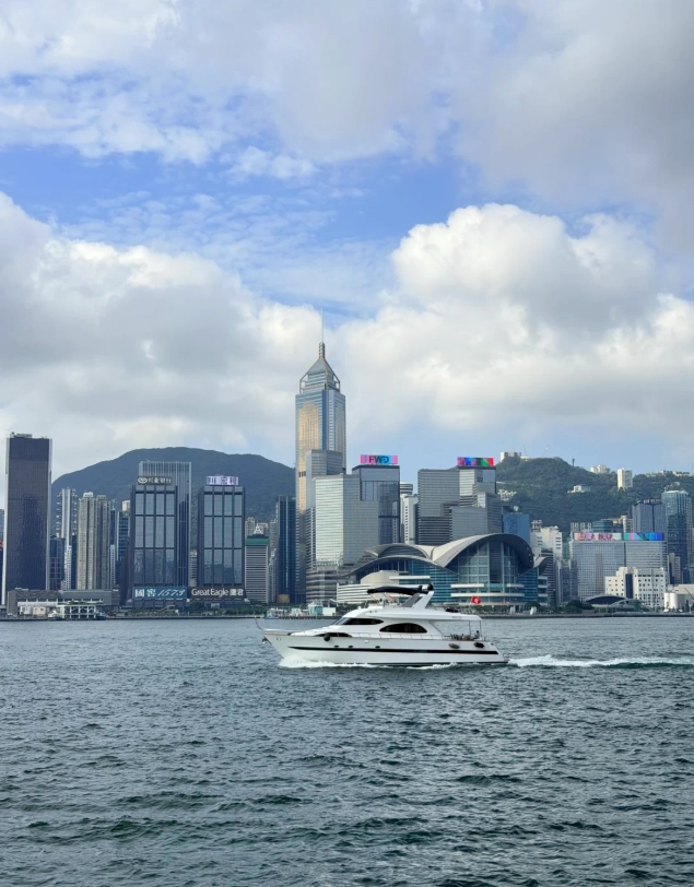 Best Time to Visit Victoria Harbour: Beat the Crowds and Heat