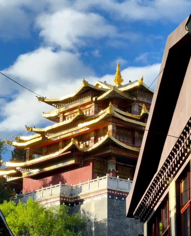 Dukezong Ancient Town crowds Dukezong Ancient Town crowds
