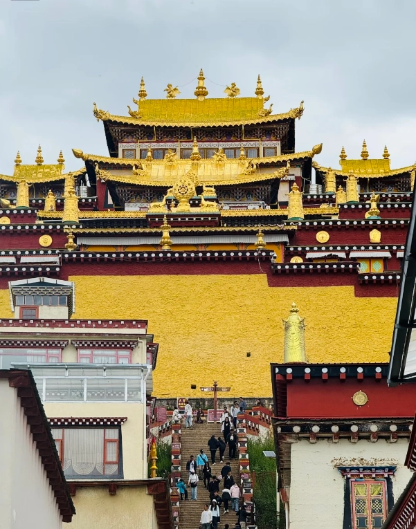 how to visit Ganden Sumtseling Monastery