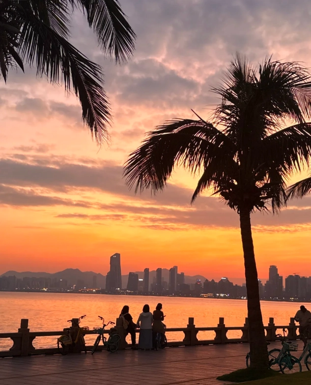 Lovers' Road Sunset Time: Best Hours & Spots for Perfect Photos